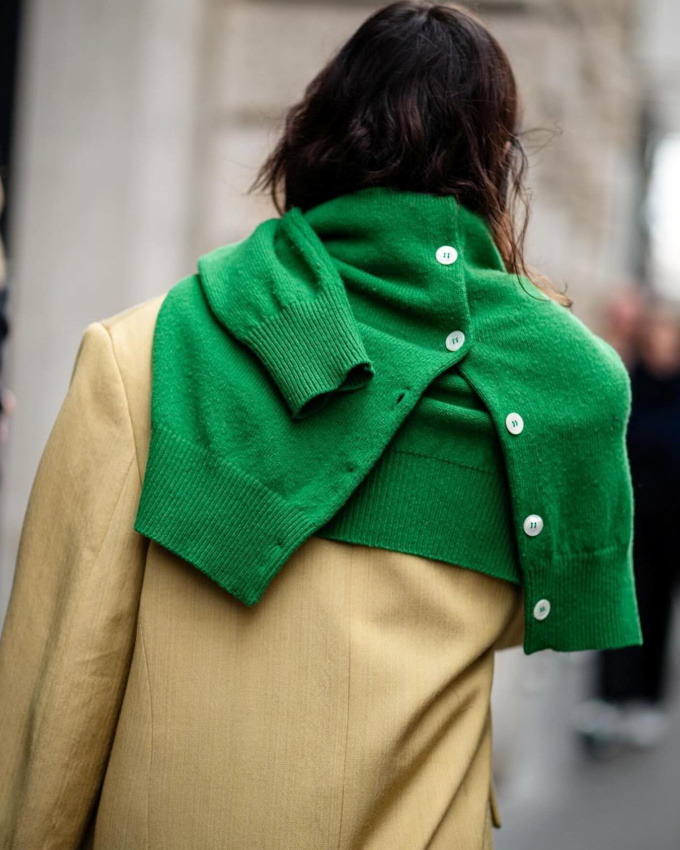 Quand le gilet remplace le pull sur les paules : la suite logique  la monte en puissance du cardigan !