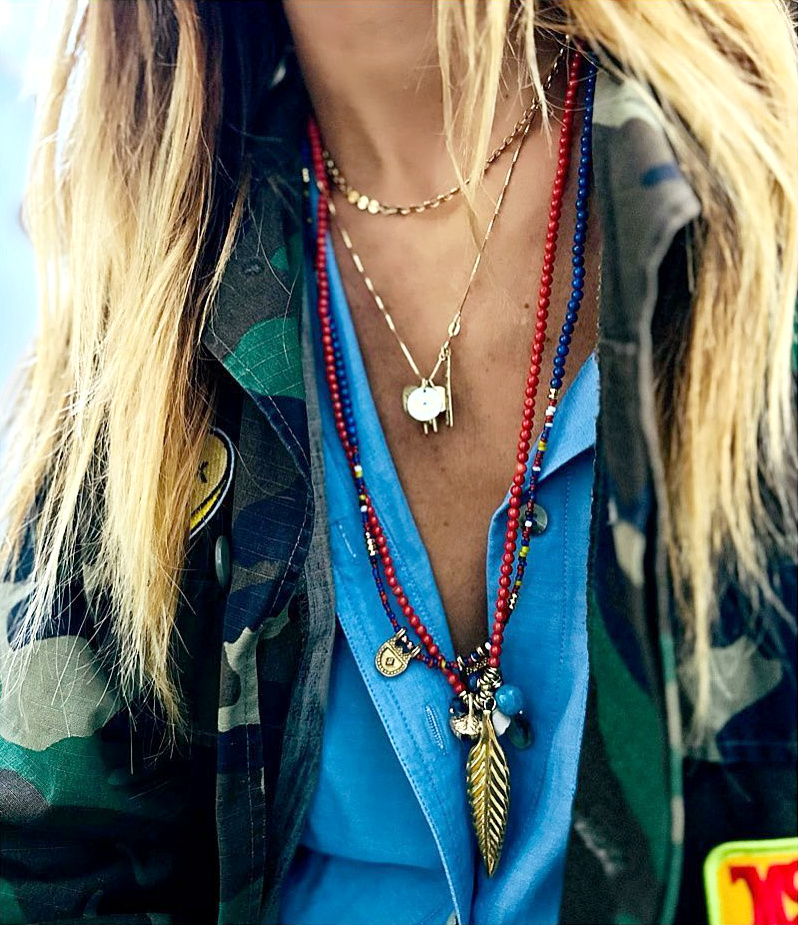 Bleu azur + imprim camouflage + touche de rouge = le bon mix