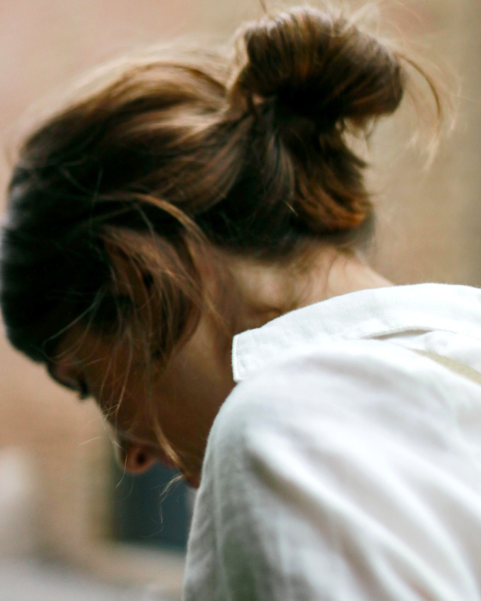 Cheveux nous  la va-vite + chemise blanche = le bon mix