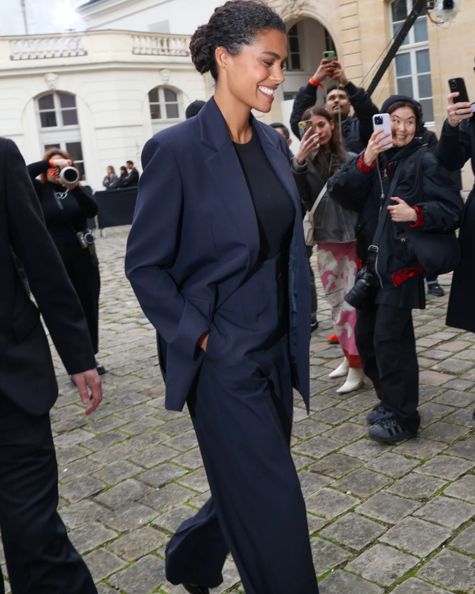 Costume androgyne + beaut radieuse = le bon mix