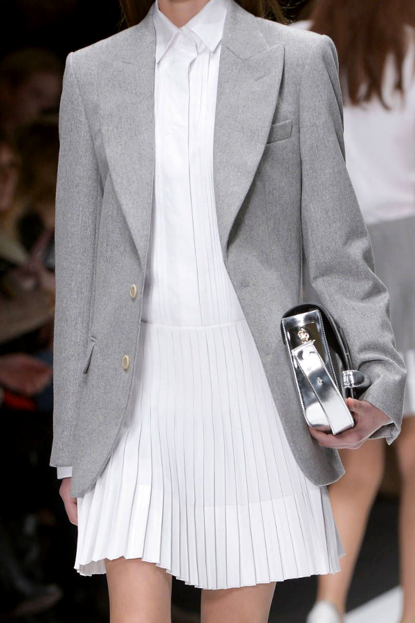 Rien de tel qu'une touche mtallise pour twister un look sage !