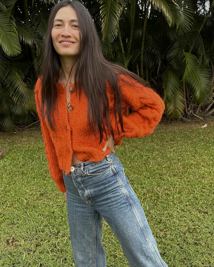 Port  mme la peau et lgrement dboutonn, le cardigan col rond gagne en sensualit cool