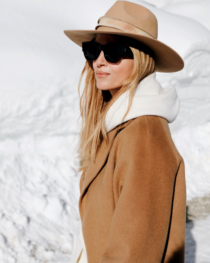 Fedora + sweat  capuche + pardessus = le bon mix