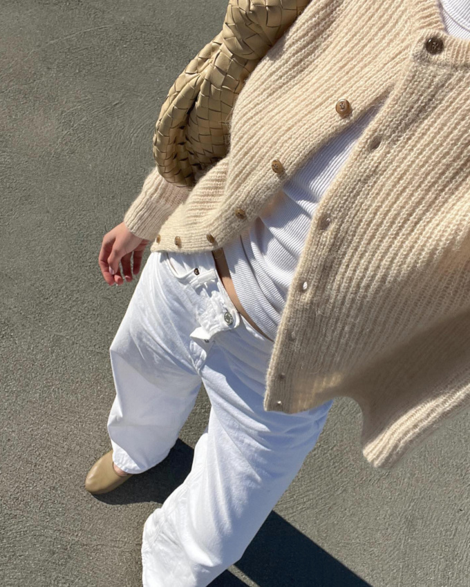 Rien de tel qu'une petite laine beige et cosy pour rchauffer un ensemble blanc printanier !