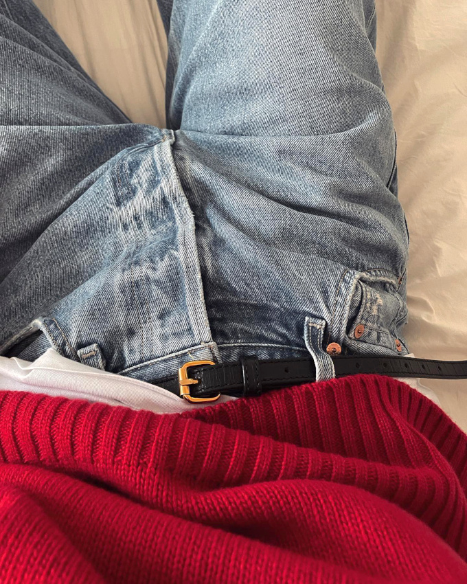 La fine ceinture noire, l'allie chic du trio jean clair/tee-shirt blanc/pull rouge !
