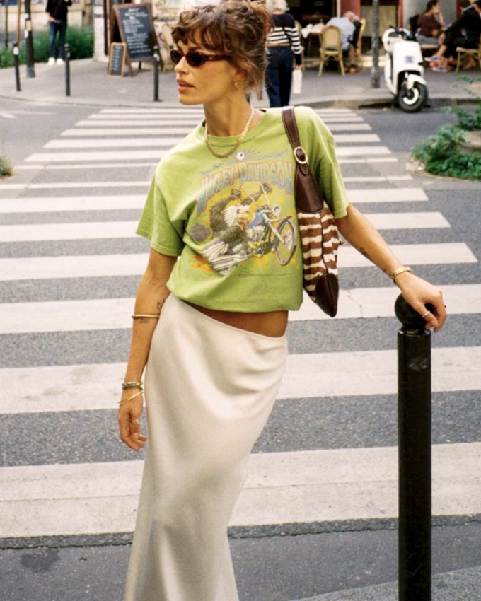 Tee-shirt vintage lgrement court + jupe taille basse = le bon mix