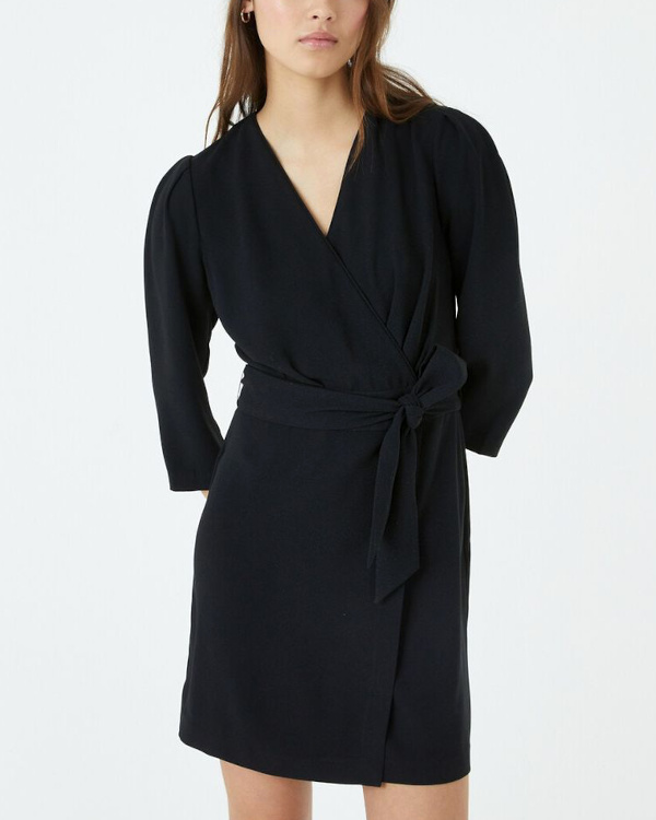 Robe courte cache-coeur, avec ceinture noire