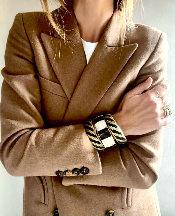 Ou au tlescopage entre blazer classique et bracelets exotiques !