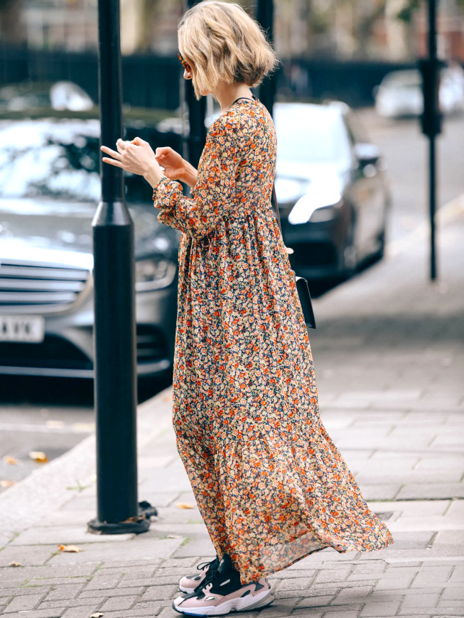 Runnings + longue robe diaphane = le bon mix