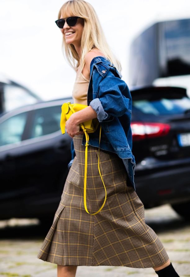 Rien de tel que d'investir dans un accessoire de couleur vive pour booster des tenues aux teintes sages !