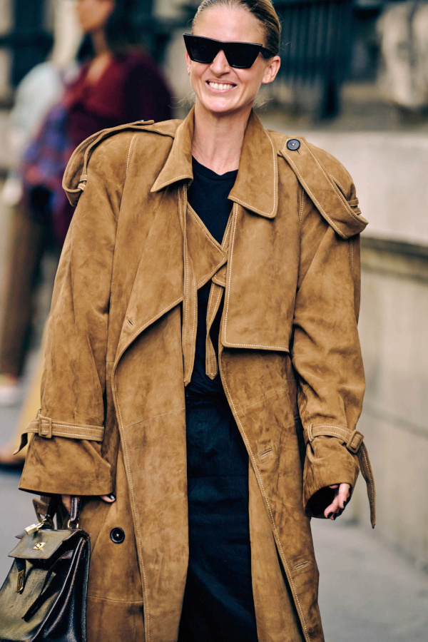 Trench en daim oversize + look noir = le bon mix