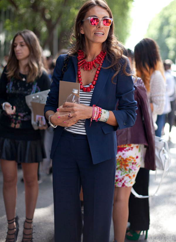 Costume sage bleu marine + accumulation de colliers rouges + rayures marinire + lunettes espigles = le bon mix