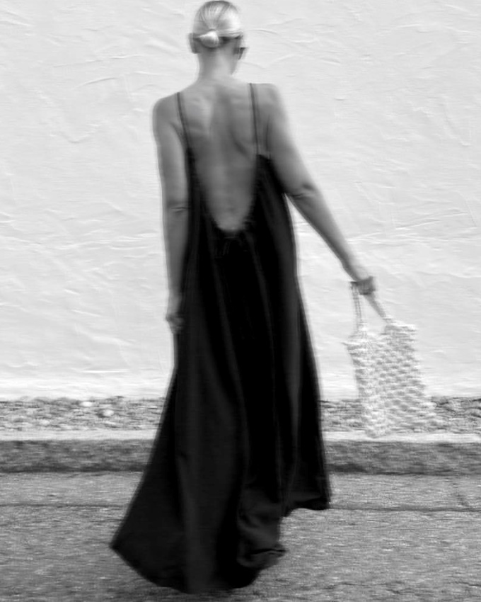 Longue robe noire estivale + sac en corde tresse = le bon mix