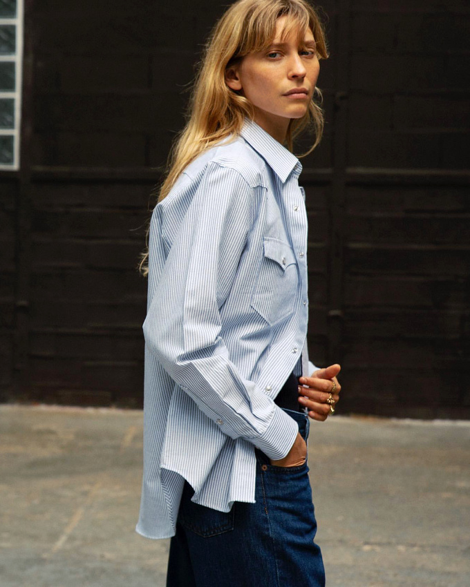 Les fines rayures verticales sient particulirement bien au style western !