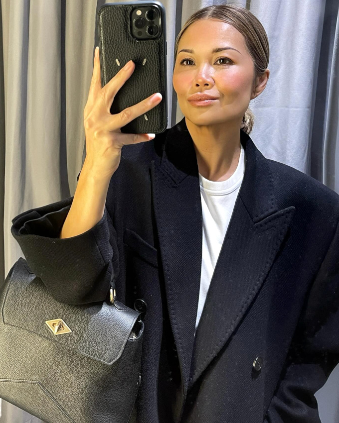 Caban bleu marine + tee-shirt blanc = le bon mix