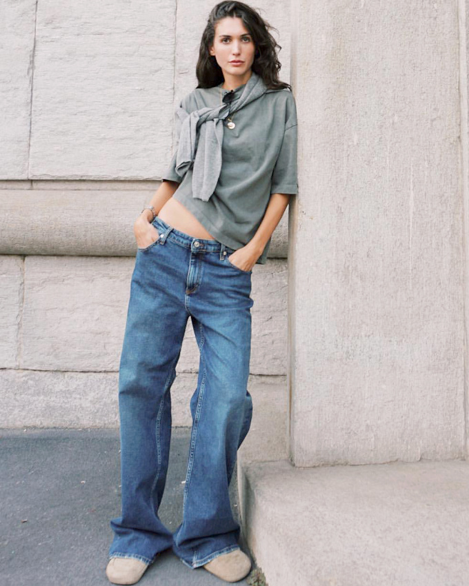 Jean loose taille basse + tee-shirt douillet = le bon mix casual