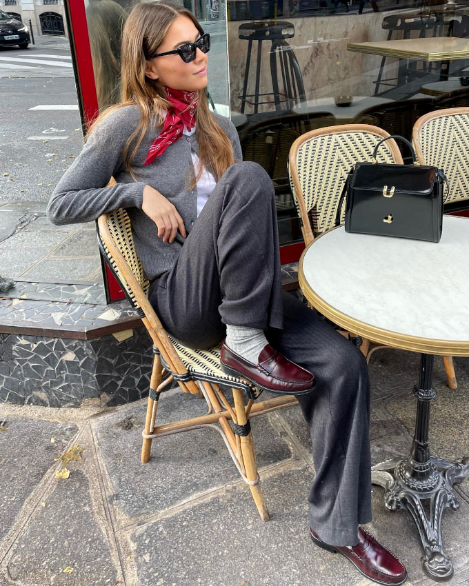 Rien de tel qu'un bandana rouge pour rehausser une tenue classique !