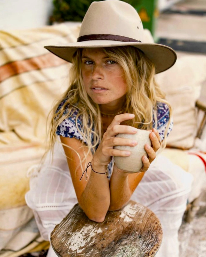 Feutre androgyne + tenue bohme + naturel = le bon mix