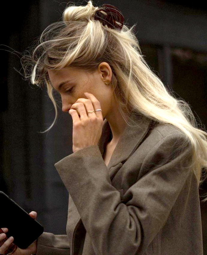 Rien de tel qu'une coiffure dsinvolte pour patiner la dgaine 