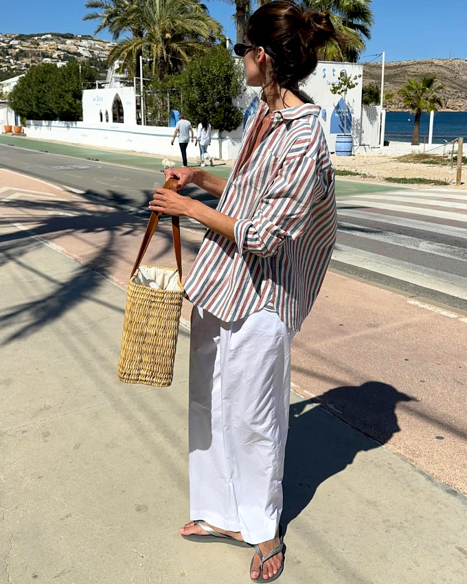 Afin d'arer les looks large sur large, on pense  roulotter les manches et  dboutonner la chemise...