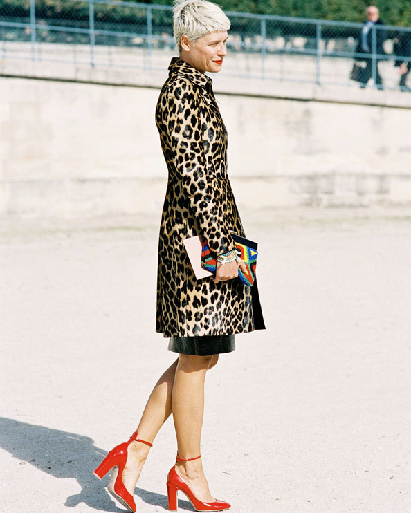 Lopard + touche de rouge + coupe courte = le bon mix