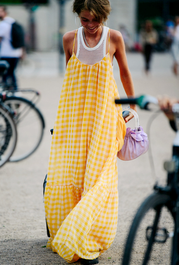 Glisser un dbardeur sous une robe estivale trop decollete : une bonne ide  s'approprier !