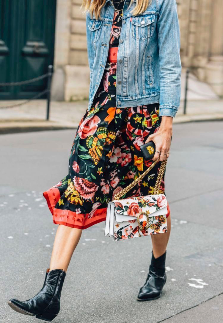 Rien de tel qu'une veste en jean pour patiner un look audacieux !