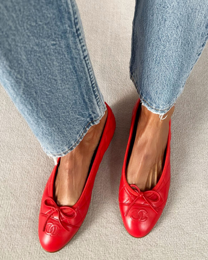 Jean droit bleached 7/8 + pieds bronzs + ballerines rouges = le bon mix