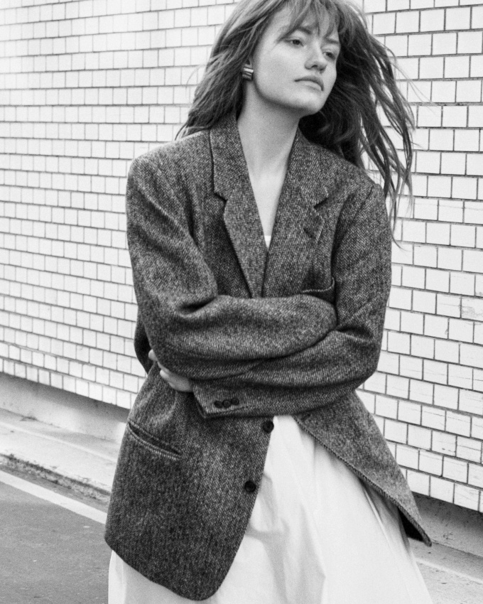 Blazer en tweed masculin + robe blanche lgre = le bon mix