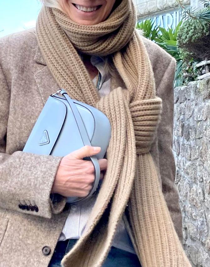 Bleu fume + camaeu de camel + fines rayures bleues = le bon mix