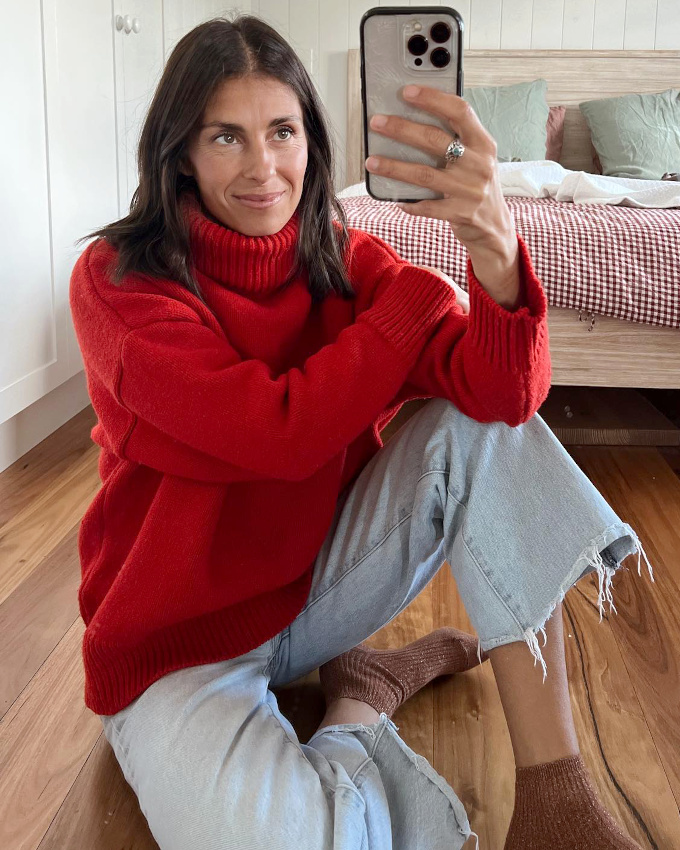 Pull rouge + jean clair = le bon mix