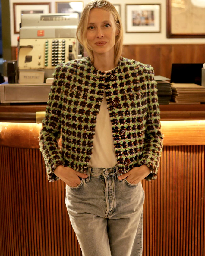 Le duo jean droit dlav/tee-shirt blanc : le meilleur alli de la veste chic type Chanel !