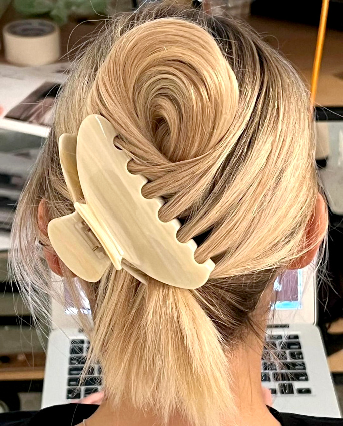 Pince crocodile + chignon faussement nonchalant = le bon mix