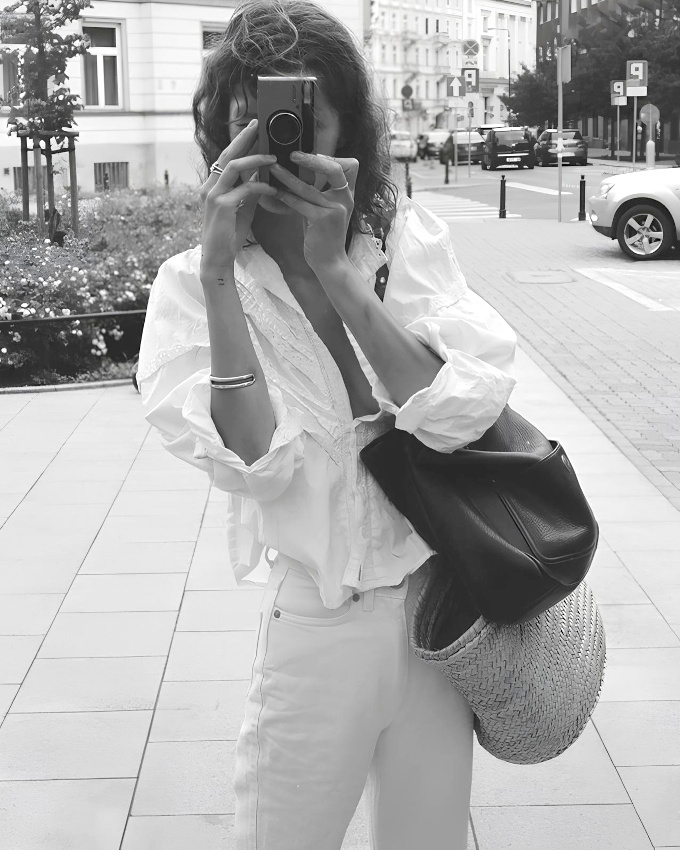 La blouse romantique non repasse : l'un des meilleurs allis printaniers du jean droit !