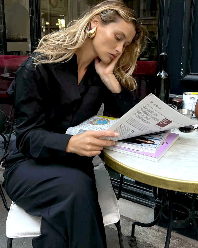 Rien de tel qu'un bijou impactant pour sublimer un look monochrome !