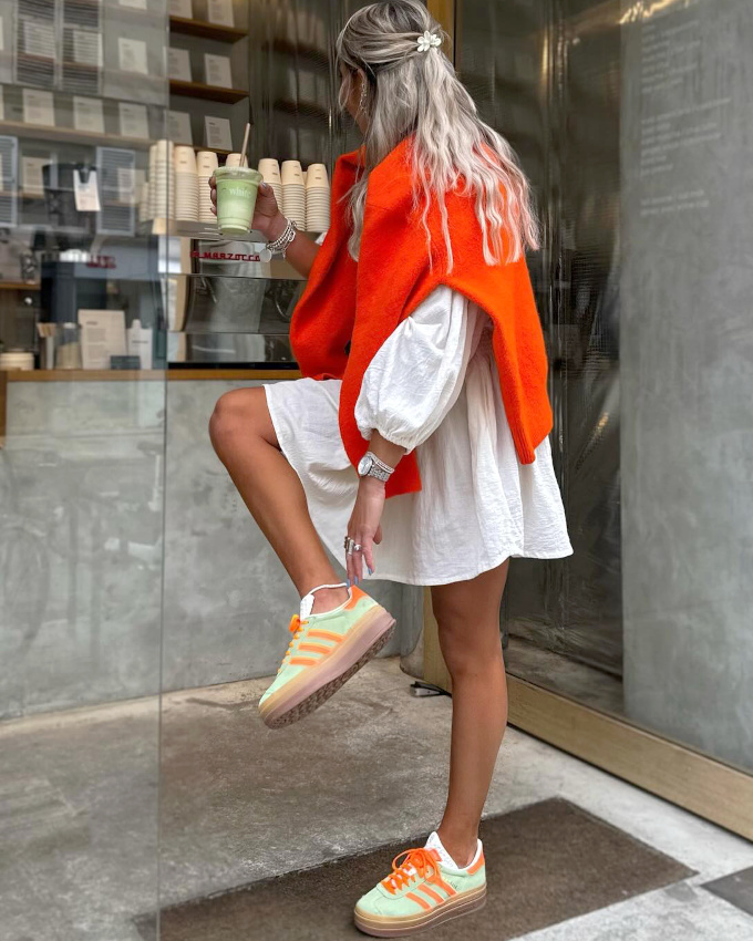 Le pull rouge tirant lgrement sur l'orange : la pice par excellence pour booster un bronzage naissant !