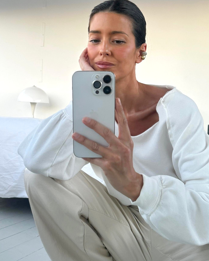 Oui aux bijoux d'oreilles susceptibles de twister un look casual et monochrome !