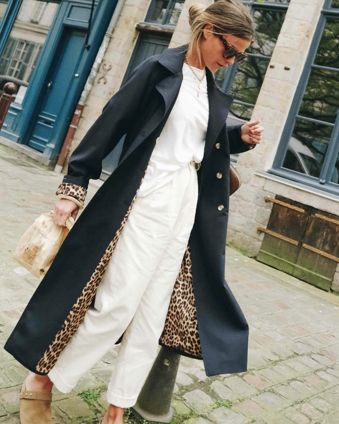 Ensemble blanc + touche de lopard + bleu marine + mules en daim = le bon mix