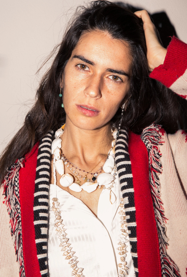 Ne jamais hsiter  marier la chaleur d'un cardigan folk  la fracheur de quelques colliers de coquillages !