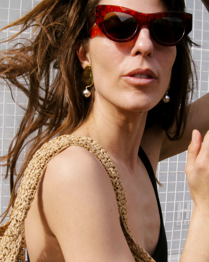 Lunettes de soleil glamour et sac en raphia tress sont faits pour vivre ensemble !