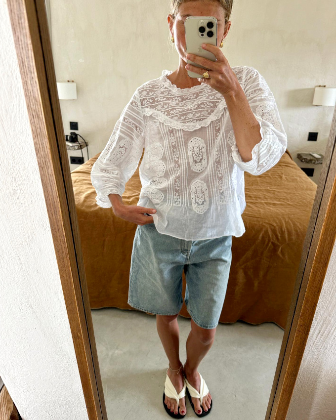 Mlant extrme fminit d'une blouse translucide et style unisexe d'un bermuda trop grand, ce look a tout bon !