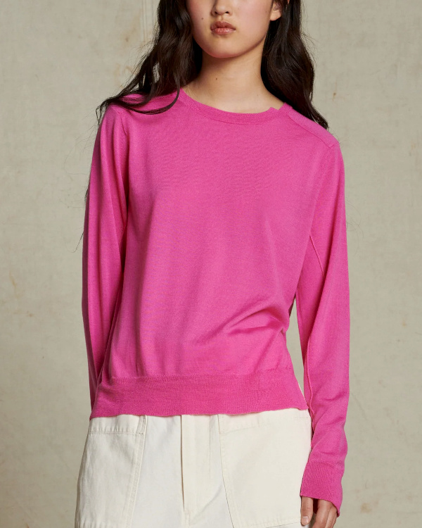 Pull manches longues rose en laine mrinos extra-fine aux finitions asymtriques