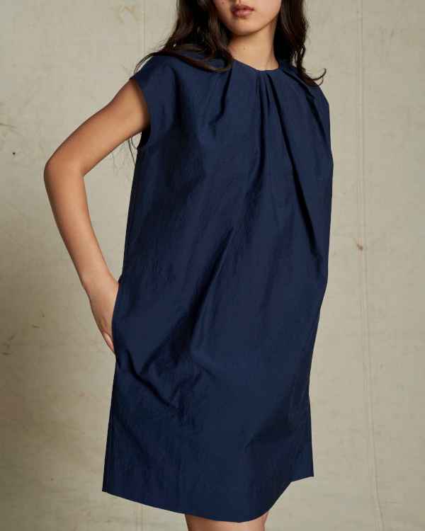 Robe courte sans manches en popeline froisse bleue