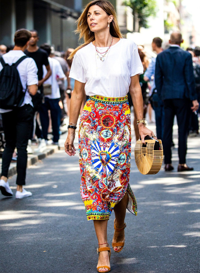 Jupe sophistiqu colore + tee-shirt blanc = le bon mix