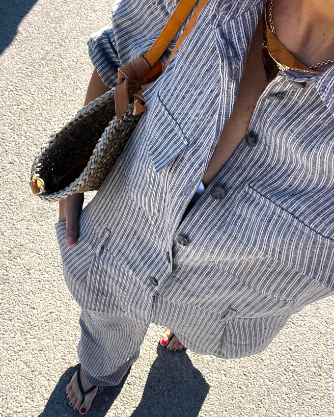 Combinaison raye + cabas en raphia tress + collier dor = le bon mix