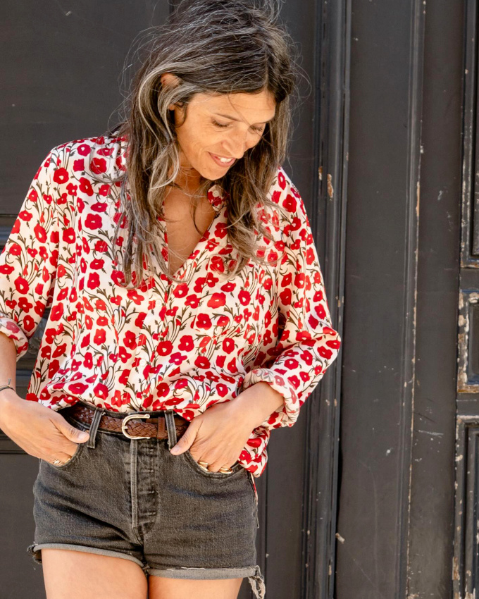 Fleurettes rouges, short en jean noir dlav et lger hle sont faits pour vivre ensemble !
