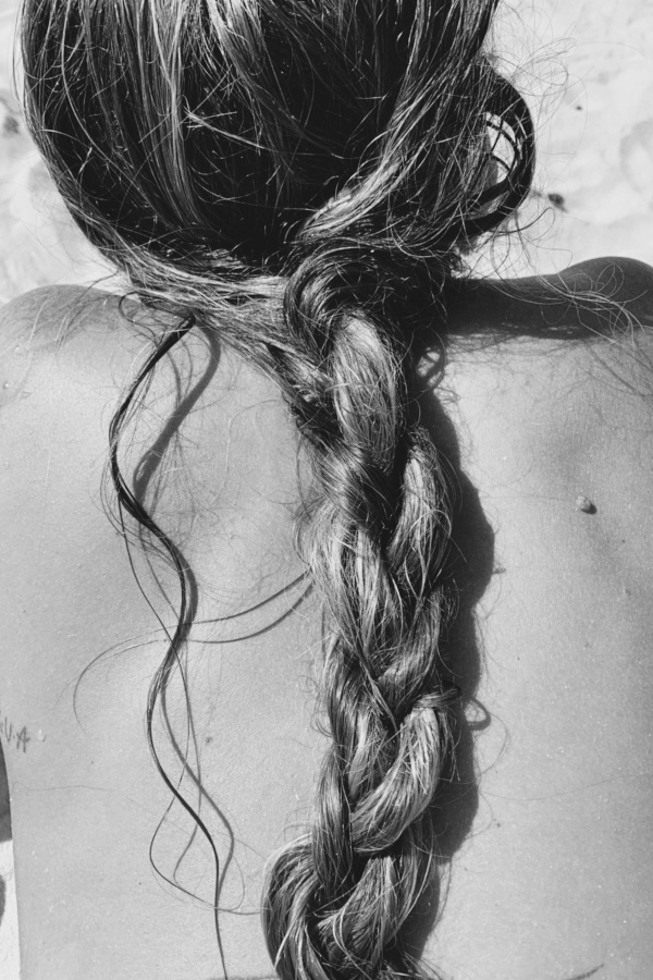 Rien de plus charmant que des cheveux texturs par le duo soleil/eau sale !