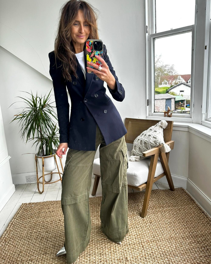 Blazer cintr bleu marine + pantalon cargo large kaki = le bon mix