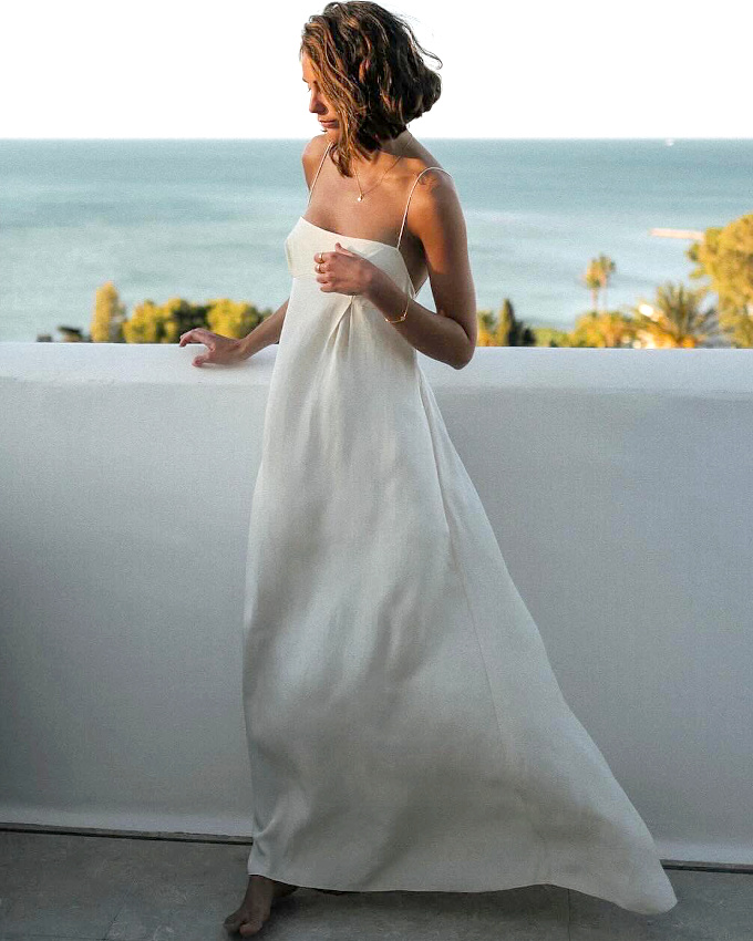 Une robe blanche, un bronzage caramel, un carr flou... what else ?