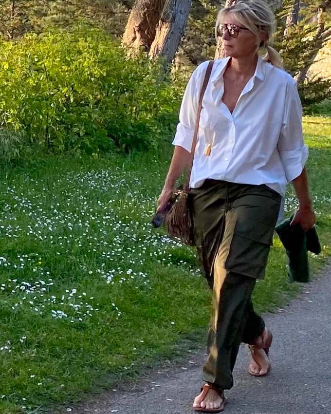 La chemise blanche : aussi dcontracte qu'un tee-shirt, mais bien plus lgante...